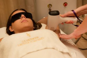 Lire la suite à propos de l’article Épilation au laser : nouvelles règles 2025 pour les pros | ISI SPA