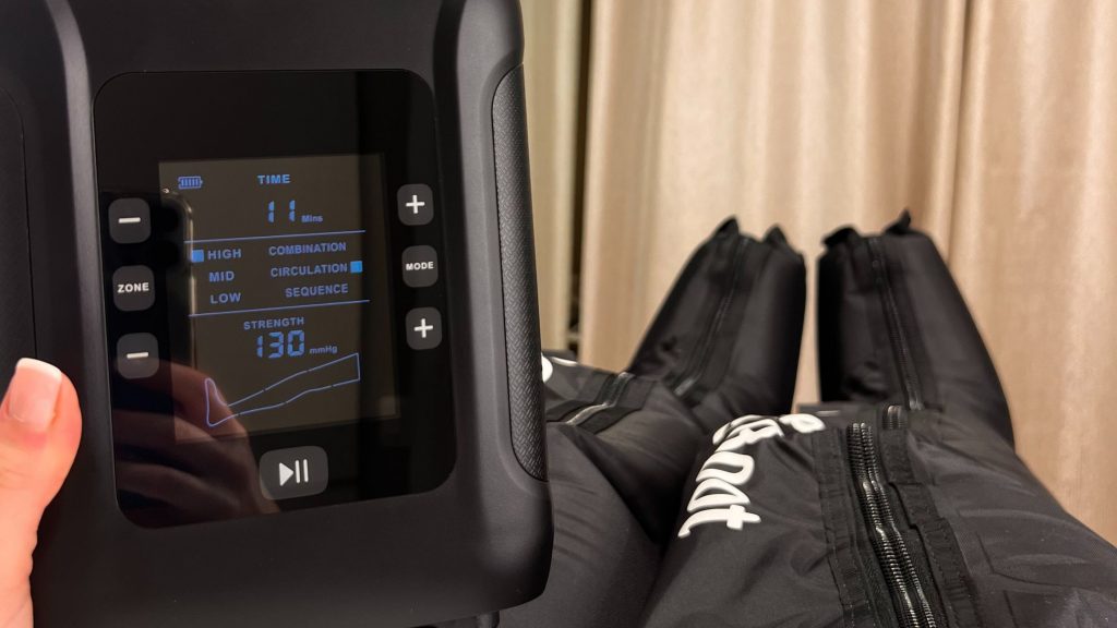 Le contrôleur d'IsisDrain en main en utilisation de l'appareil