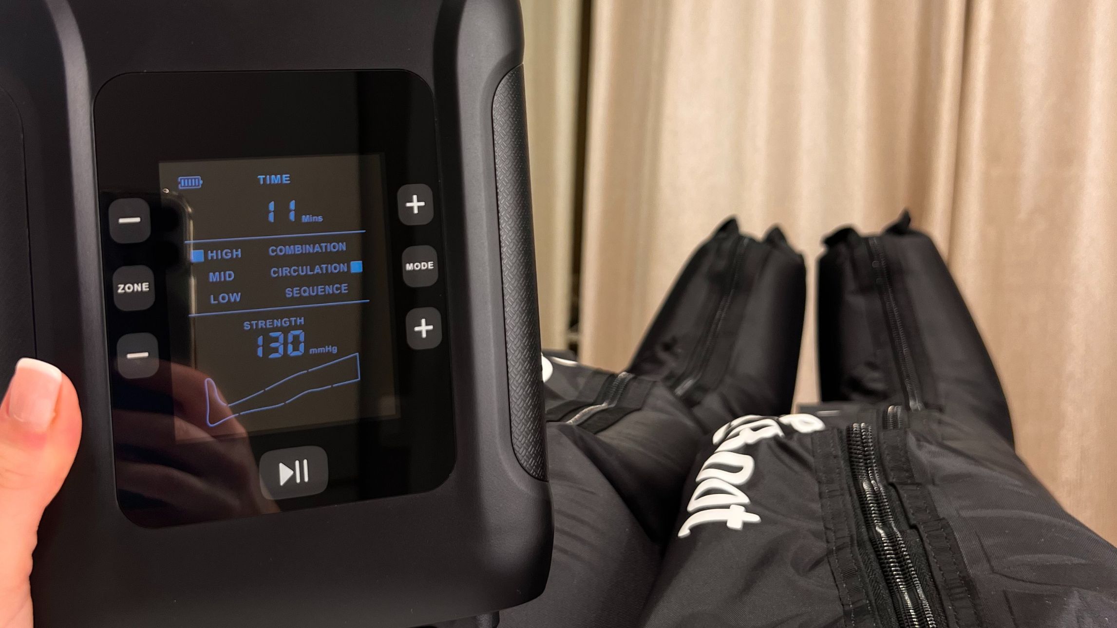 Le contrôleur d'IsisDrain en main en utilisation de l'appareil