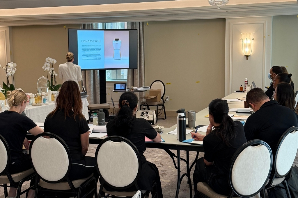 Formation de l'appareil Longeviskin et de protocole de soin pour l'équipe du spa Waldorf Astoria New York par La Méthode Laetitia Fontanel